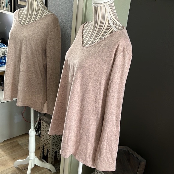 SJS, lightweight sweater top - Picture 2 of 6